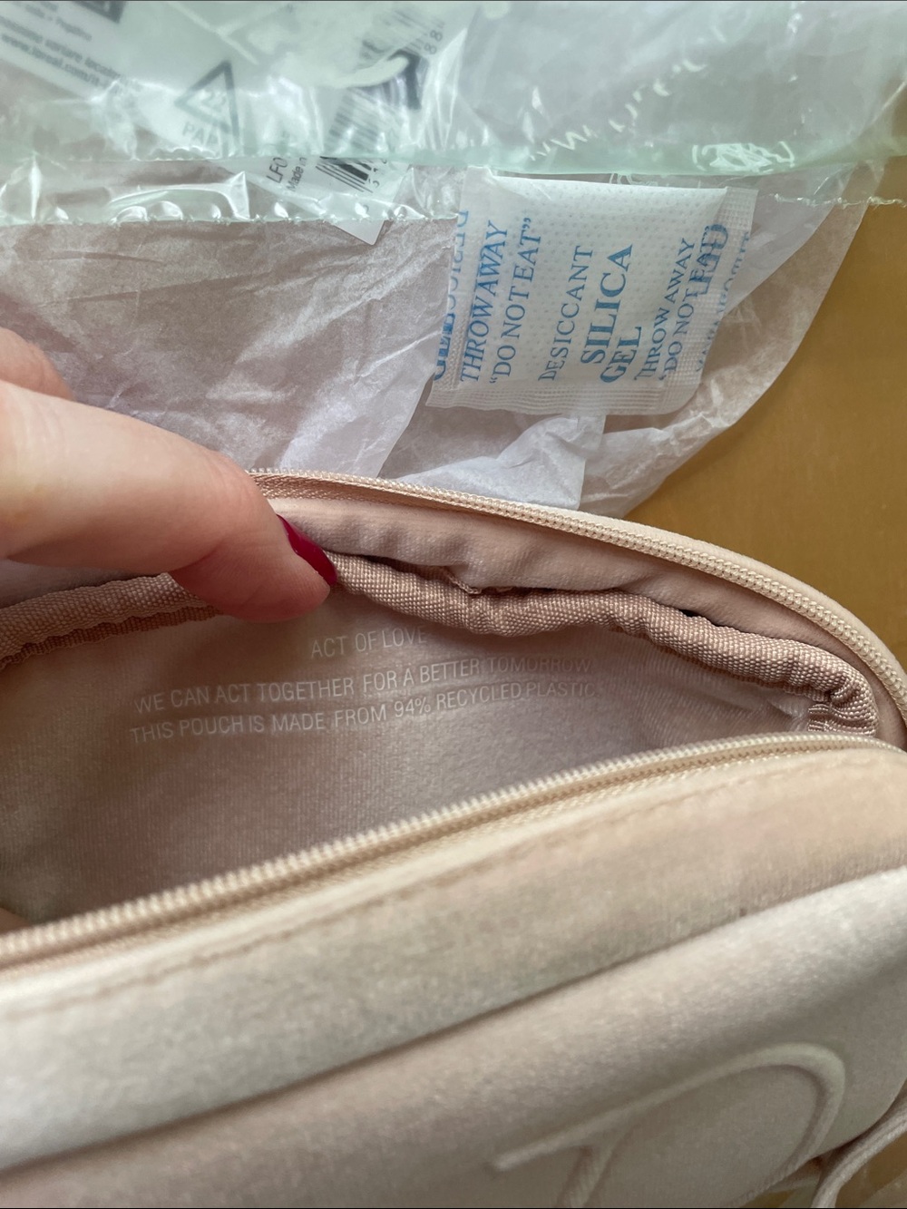 Valentino Garavani Cream Embossed VLogo Pouch Makeup Bag Rockstud Wristlet - Picture 7 of 11